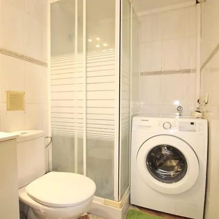 Cute 2 Bedrm Apart Ground Floor, Garden View Wifi *
