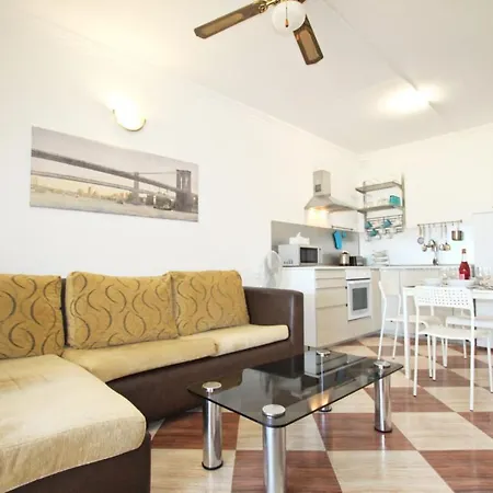 Cute 2 Bedrm Apart Ground Floor, Garden View Wifi Διαμέρισμα