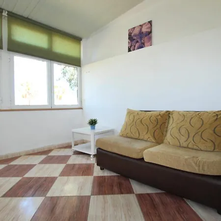 Cute 2 Bedrm Apart Ground Floor, Garden View Wifi Διαμέρισμα