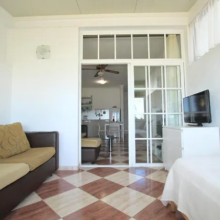 Cute 2 Bedrm Apart Ground Floor, Garden View Wifi Διαμέρισμα