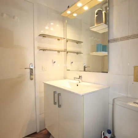Cute 2 Bedrm Apart Ground Floor, Garden View Wifi Διαμέρισμα