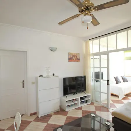 Cute 2 Bedrm Apart Ground Floor, Garden View Wifi Διαμέρισμα