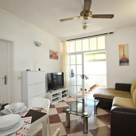Cute 2 Bedrm Apart Ground Floor, Garden View Wifi