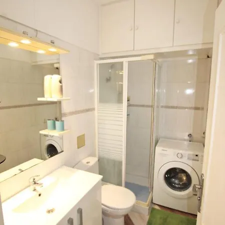 Cute 2 Bedrm Apart Ground Floor, Garden View Wifi